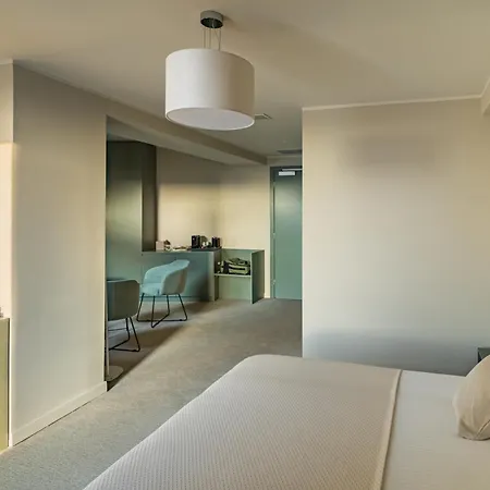 Hotel Millennium Hub & 4*